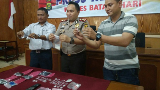  Kapolres Batanghari AKBP Ade Rahmat Idnal,S.IK saat press release Kamis (05/04)