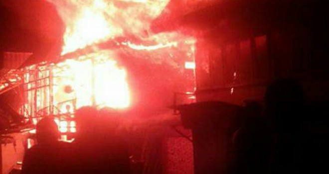 Api saat melalap rumah warga di Desa Lolo Kecil, Kecamatan Bukit Kerman, Kabupaten Kerinci, Kamis (5/4).