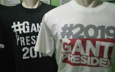 Kaos dan gelang #2019GantiPresiden marak dijual di lapak-lapak baju online shop. (ist/JawaPos.com)