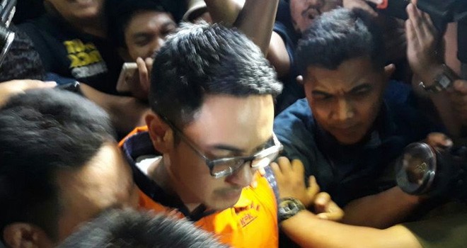 Gubernur Jambi Zumi Zola Resmi Ditahan KPK.