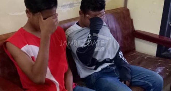 Dua tersangka kasus percobaan pemerkosaan saat diamankan di Mapolres Tebo, Rabu lalu.