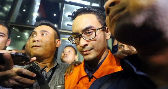 Gubernur Jambi, Zumi Zola keluar menegenakan rompi tahanan KPK usai menjalani pemeriksaan sebagai tersangka di Gedung Merah Putih KPK, Kuningan, Jakarta, Senin (9/4). Zumi Zola resmi ditahan terkait kasus gratifikasi sejumlah proyek pemprov Jambi. Foto: Ismail Pohan/INDOPOS