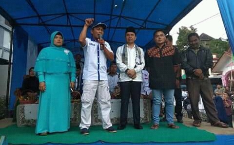 Terlihat Iwel bersama bupati Kerinci. 