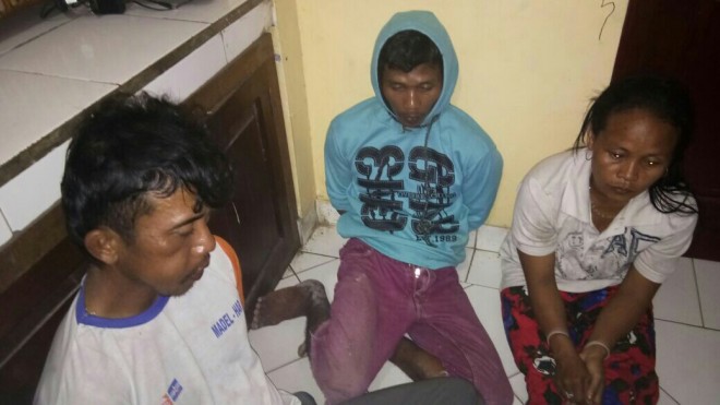 Tiga tersangka pembunuhan Sujiati (37) warga Dusun Malako, Desa Lubuk Mandarsah, Kecamatan Tengah Ilir, Kabupaten Tebo saat diamankan Polisi.