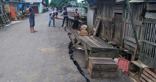 Jalan Pasar Blok D di Tanjabtim Amblas.