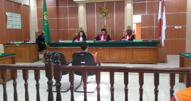 Terdakwa Sukri saat mendengarkan putusan majelis hakim di Pengadilan Negeri Jambi, Kamis (19/4).