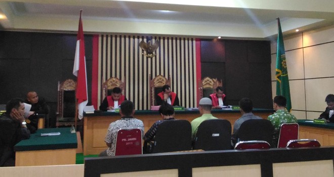 Mantan Kadisdik Tanjab Timur, Heri Widodo bersama dengan 4 terdakwa lainnya saat mendengarkan vonis hakim Pengadilan Tipikor Jambi, Senin (23/4).