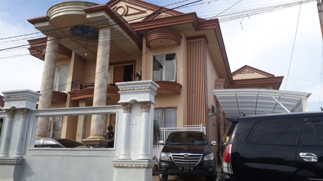 Penyidik KPK tengah melakukan penggeledahan rumah mewah yang berlokasi di Jalan Kenanga 3, RT 4, Simpang IV Sipin, Kecamatan Telanaipura, Kota Jambi.