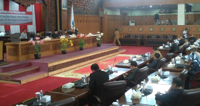 Rapat Paripurna dengan agenda Pengambilan Keputusan Dewan Terhadap Laporan Keterangan Pertanggung Jawaban (LKPJ) Gubernur Jambi Tahun 2017.