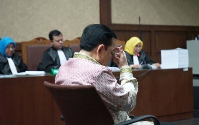Setya Novanto saat duduk di kursi pesakitan dalam sidang perkara kasus dugaan korupsi e-KTP yang melilitnya, di PN Tipikor Jakarta (Issak Ramadhan/JawaPos.com)