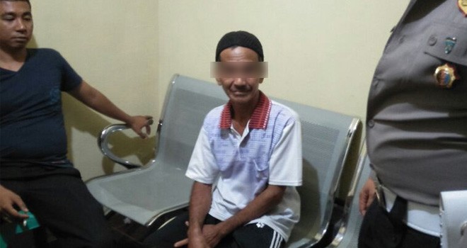 Pelaku pencabulan bocah laki laki saat diamankan Polisi.