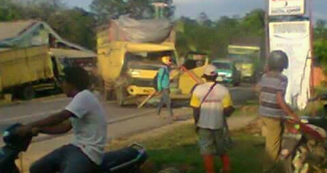 Kondisi usai terjadinya tabrakan yang terjadi di Jalan Lintas Tebo-Jambi KM 54 Dusun Lamo, Kelurahan Sungai Bengkal, Kecamatan Tebo Ilir, Kabupaten Tebo, Senin (7/5) yang menewaskan guru MAN.
