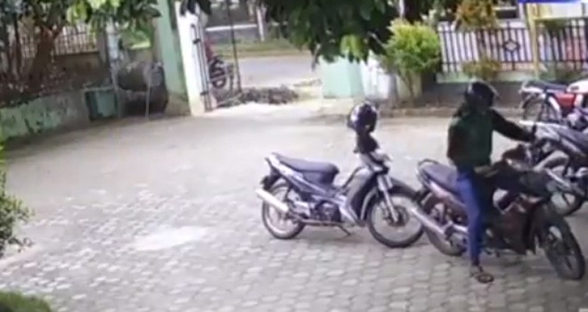 Aksi Pencurian Sepeda Motor di Kantor Lurah Telanaipura Terekam CCTV.