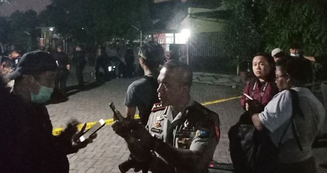 Suasana saat polisi melakukan penggeledahan di rumah pelaku bom Surabaya, Minggu (13/5/2018). Foto : Pojoksatu