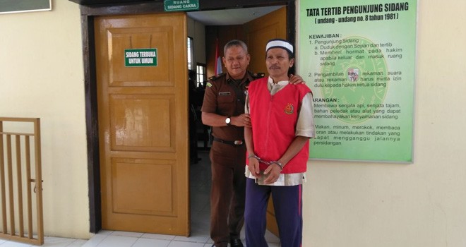 Terdakwa Terosman alias Mansur (57) saat keluar dari ruangan sidang usai divonis di Pengadilan Negeri Batanghari, beberapa waktu lalu.