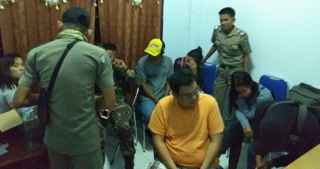 Empat pasangan yang diduga mesum saat dibawa ke Kantor Satpol PP Kabupaten Tebo, Senin dini hari (14/5).