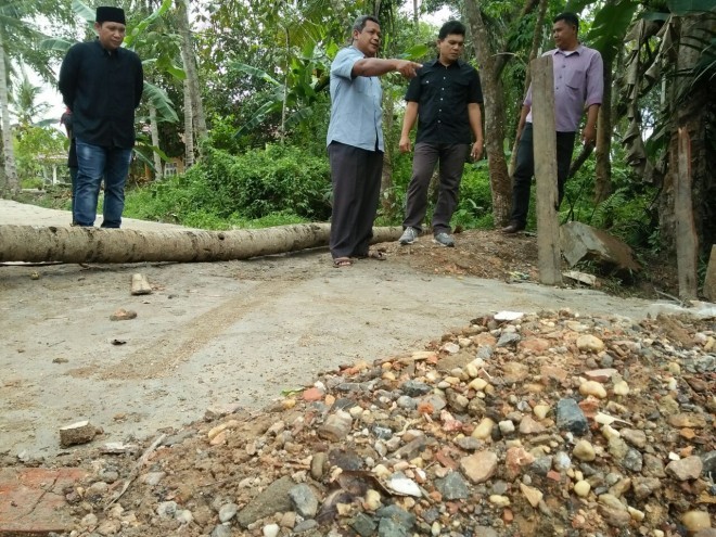 Terlihat jalan yang baru saja dibangun di RT 13, Kelurahan Lingkar Selatan sudah rusak.