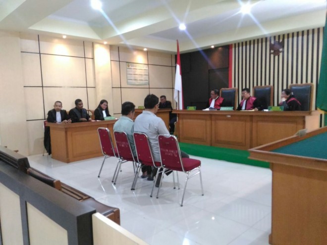Terdakwa Arief Hidayat dan Toha Maryono, saat menjalani sidang tuntutan di Pengadilan Tipikor Jambi, Rabu (16/5).