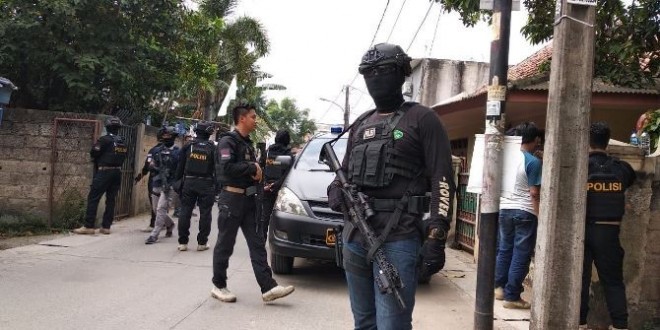 Anggota Densus 88 menggerebek terduga teroris di Tangerang (Istimewa)