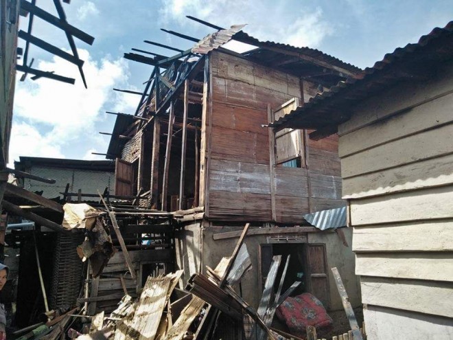 Rumah warga di Desa Benik, Kecamatan Keliling Danau, Kabupaten Kerinci, yang terbakar, Rabu (16/5) malam.