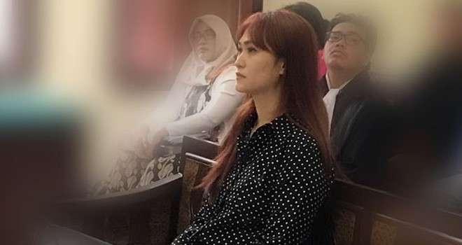Vita Agustine Riany duduk di kursi terdakwa. (YUAN ABADI/RADAR SURABAYA)