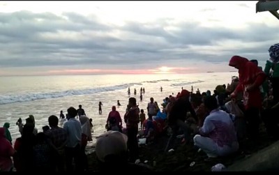 Jamaan Tarekat Syattariyah tengah melihat bulan di Pantai Ulakan, Padang Pariaman, Sumbar, Kamis (19/5) sore. (Riki Chandra/JawaPos.com)