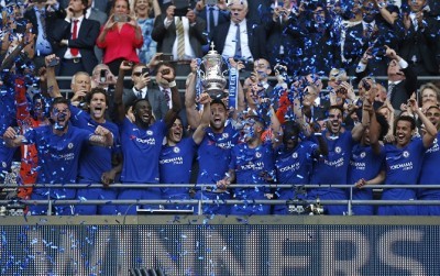 Skuad Chelsea merayakan trofi Piala FA usai mengalahkan Manchester United di Stadion Wembley. (AFP)