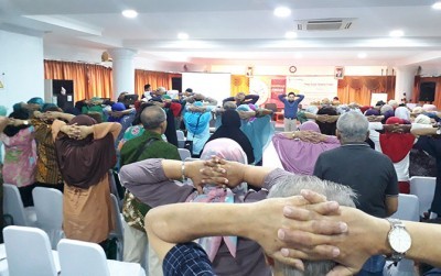 Pasien Dokter Spesialis Kedokteran Fisik dan Rehabilitasi RS Sentra Medika Cisalak, dr. Tutik Fauziah, SpKFR sedang mengikuti gerakan berolahraga ringan (Rieska Virdhani/JawaPos.com)