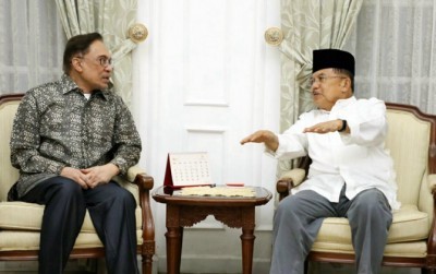 Wapres JK saat menjamu kedatangan Politikus Malaysia Anwar Ibrahim, Minggu (20/5). (Setwapres for Jawa Pos)