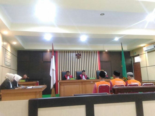 Terdakwa kasus perambahan TNKS di Desa Renah Alai saat mendengarkan tuntutan di Pengadilan Negeri Jambi, Selasa (22/5).