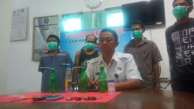 Empat pengguna narkoba saat diamankan di Kantor BNNK Batanghari