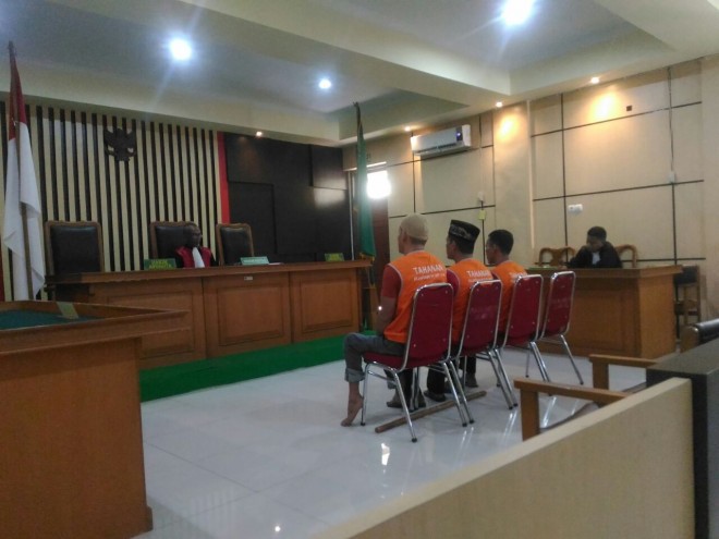 Tiga terdakwa kasus narkoba jenis sabu saat mendengarkan putusan hakim di Pengadilan Negeri Jambi, Kamis (24/5).