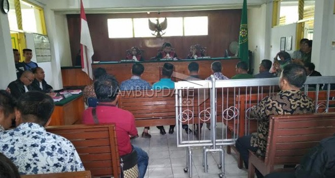 Sidang vonis tujuh kades di Kerinci yang menjadi terdakwa kasus salam dua jari di Pengadilan Negeri Sungai Penuh, Jumat (25/5).    