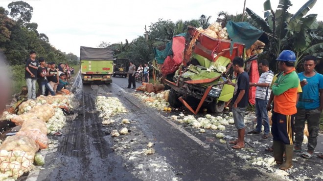 Kondisi mobil pengakut sayur dari Kerinci yang rengsek di bagian depan usai kecelakaan di Jalinsum tepatnya di Kecamatan Bathin VIII, Sarolangun, Selasa (29/5).