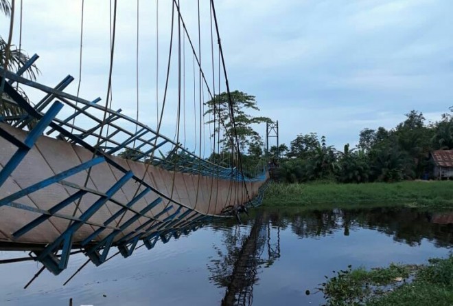 Jembatan Gantung yang ada di Desa  Sponjen Kecamatan Kumpe Ilir Muarojambi nyaris ambruk ke sungai.