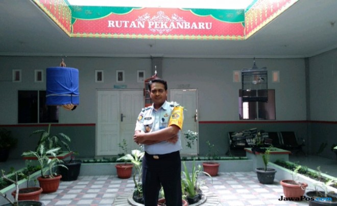 Kepala Rutan Sialang Bungkuk Klas IIB Pekanbaru, Riau, Azhar.  (Virda Elisya/JawaPos.com)