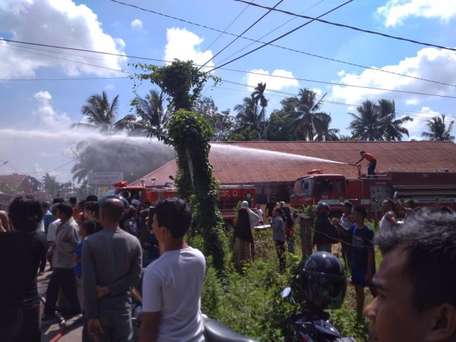 Petugas pemadam kebakaran saat berupaya memadamkan api di Lorong Pipa, Alam Barajo siang ini (21/6)