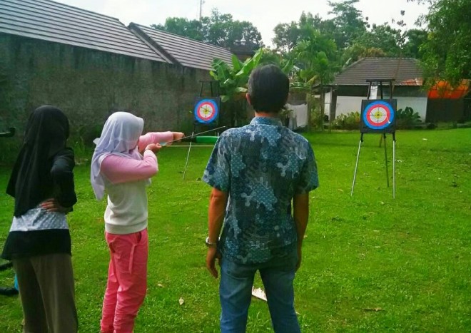 Rumah Kito Resort Hotel Jambi menyediakan panahan sebagai wahana permainan terbaru.