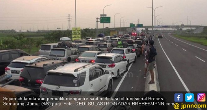 Sejumlah kendaraan pemudik mengantre saat melintasi tol fungsional Brebes - Semarang.