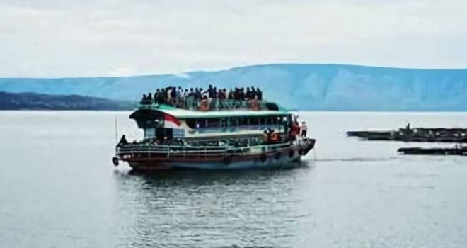 KM Sinar Bangun berlayar dipenuhi penumpang. Foto : ist