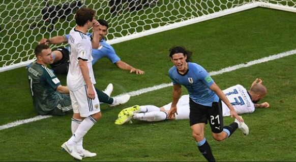 Edinson Cavani (21) menutup gol Uruguay ke gawang Rusia. Foto: AFP