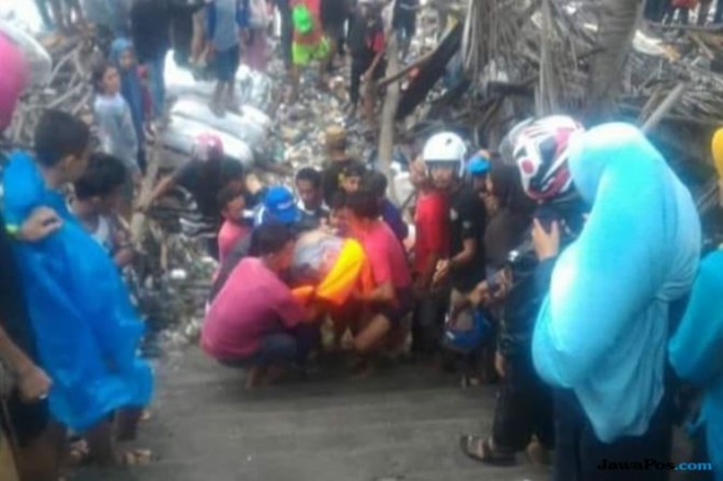 Proses evakuasi KMP Lestari Maju yang dikandasakan di perairan Selayar (Istimewa)