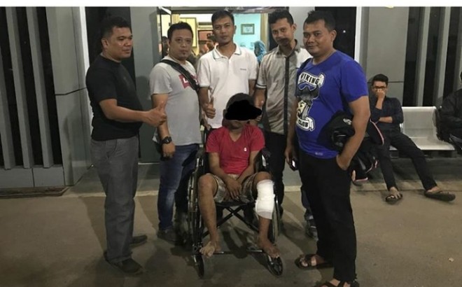 Tersangka Frengky usai menjalani operasi untuk mengeluarkan proyektil senjata anggota polisi yang menembus kaki kirinya di RS Bhayangkara Polda Jambi.