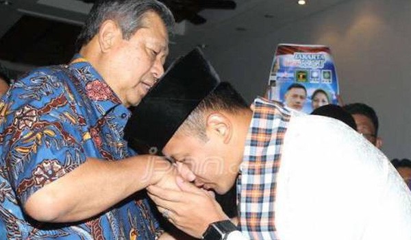 Agus Yudhoyono mencium tangan ayahnya, Susilo Bambang Yudhoyono. Foto: dok JPNN