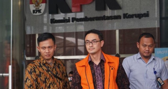 Zumi Zola usai menandatangani perpanjangan penahanan di KPK, Jakarta, Rabu (4/7/). (Issak Ramadhan/JawaPos.com)
