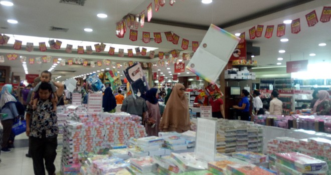 Toko Buku Salemba dipadati pengunjung yang ingin membeli perlengkapan sekolah.