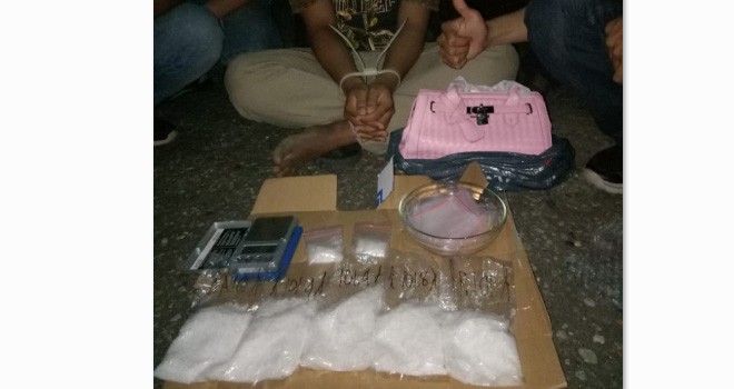 Tersangka dan barang bukti saat diamankan oleh anggota Ditresnarkoba Polda Jambi, Kamis (12/7).