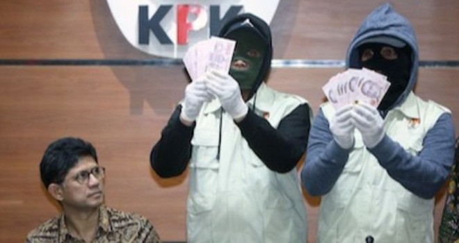 ilustrasi: Penyidik KPK memperlihatkan barang bukti OTT Ketua PT Manado (Miftahul Hayat/Jawa Pos)