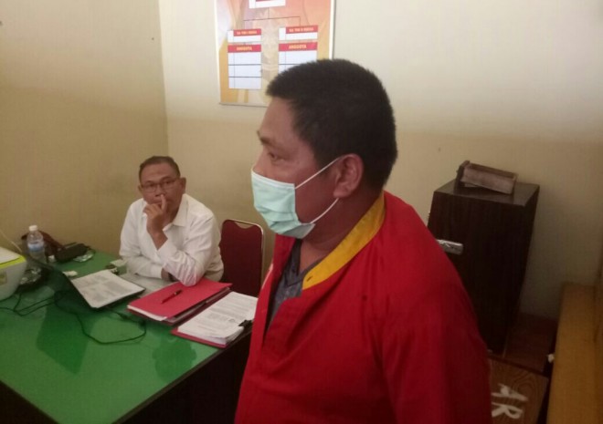  Tesangka Romzi Putra saat diperiksa penyidik Unit Pidum Satreskrim Polres Batanghari di Polres Batanghari, Selasa (8/5) lalu.