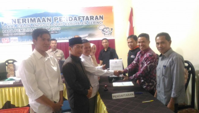Partai Gerindra saat mendaftar ke KPU.